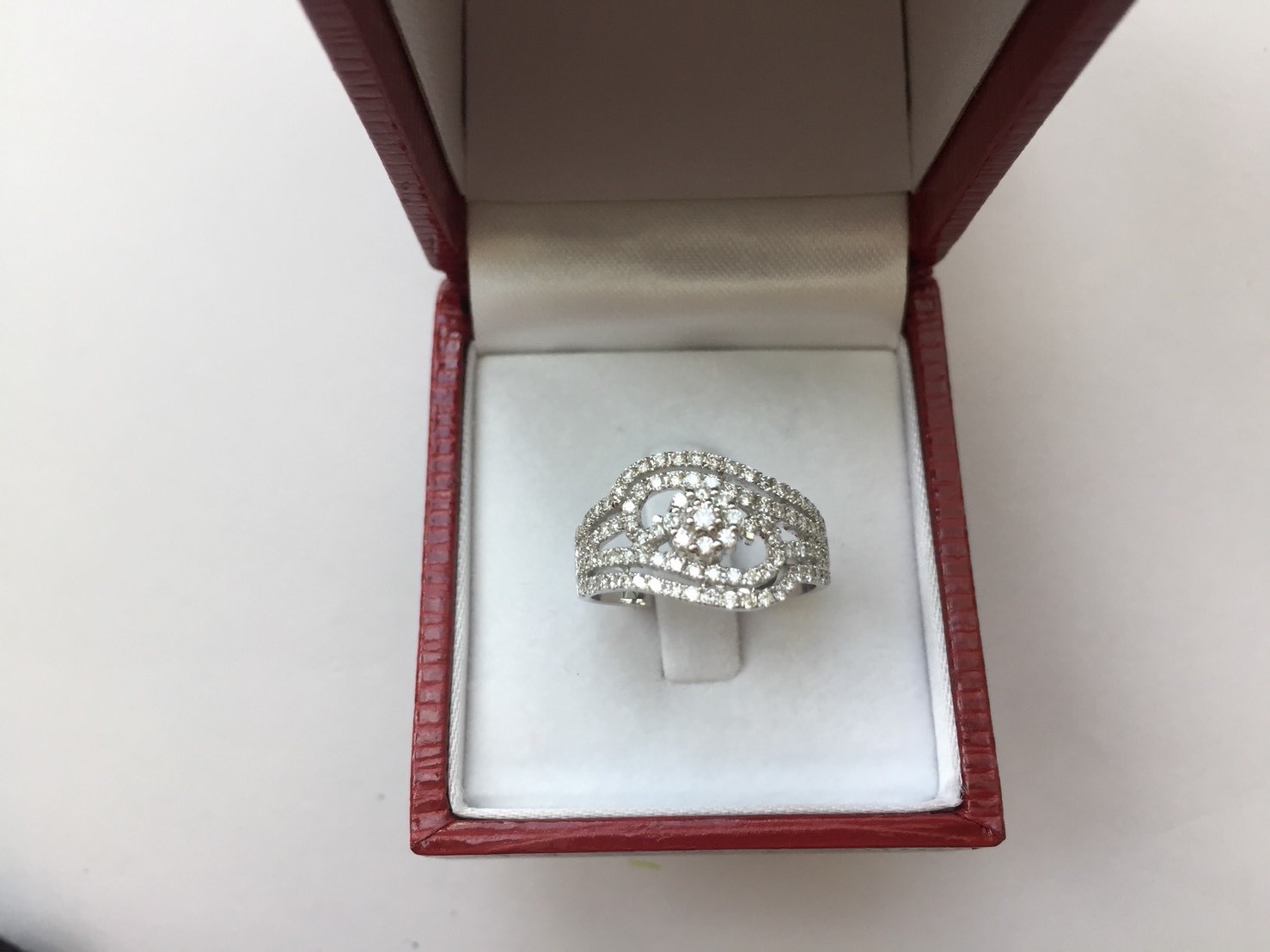 สั่งผลิตเพชรเบลเยี่ยมคัท แหวนแต่งงาน แหวนหมั้น ใส่เที่ยว ออกงาน แหวนทองคำ 18K เพชรแท้ 0.73 กะรัต 3.32 กรัม น้ำ 99 ราคาถูกมาก มีใบรับประกันค่ะ