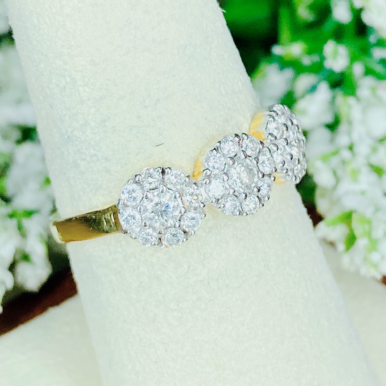 เเหวนเพชรกระจุกล้อมเรียงหน้าเเหวน (three stone diamonds) เพชรสวยขาวเล่นไฟ
