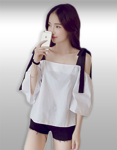 เสื้อแฟชั่นสีขาวแต่งไหล่ริบบิ้นน่ารักๆ รหัส 1866