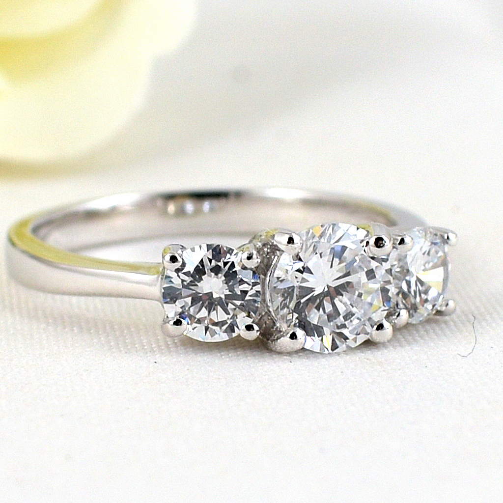 แหวนเงินแท้ราคาถูกชุบทองคำขาว เพชรCZเม็ดกลาง 0.80 กะรัต เพชรCZเม็ดข้าง 0.50 กะรัต งานประณีตสวยงาม สั่งผลิตค่ะ