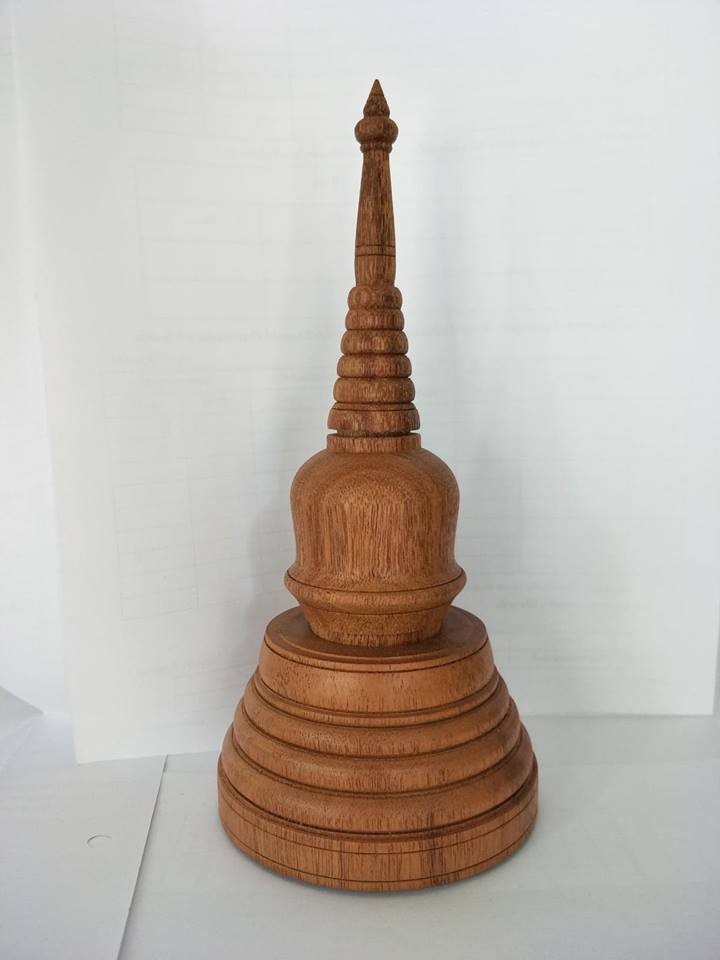 เจดีย์ไม้มะฮอกกานี ใส่พระธาตุ อบน้ำมันจันทน์หอม Pagoda Gardenia Ervatamia wood Mok wood casket for relics ขนาดสูง 8 นิ้ว