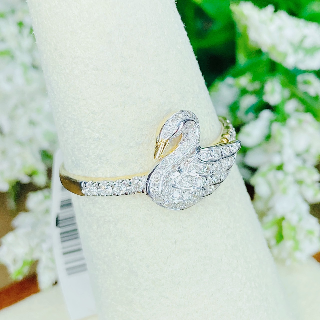 แหวนเพชรหงษ์ swan ring พร้อมประดับเพชรบ่าข้าง ตัวเรือนทอง yellowgold เพชรขาวใสเล่นไฟดีค่ะ วงนี้ใส่สวยน่ารักมากๆค่ะ น้องไม่ใหญ่มากนะคะ น้องรอเจ้าของอยู่น้าาาา