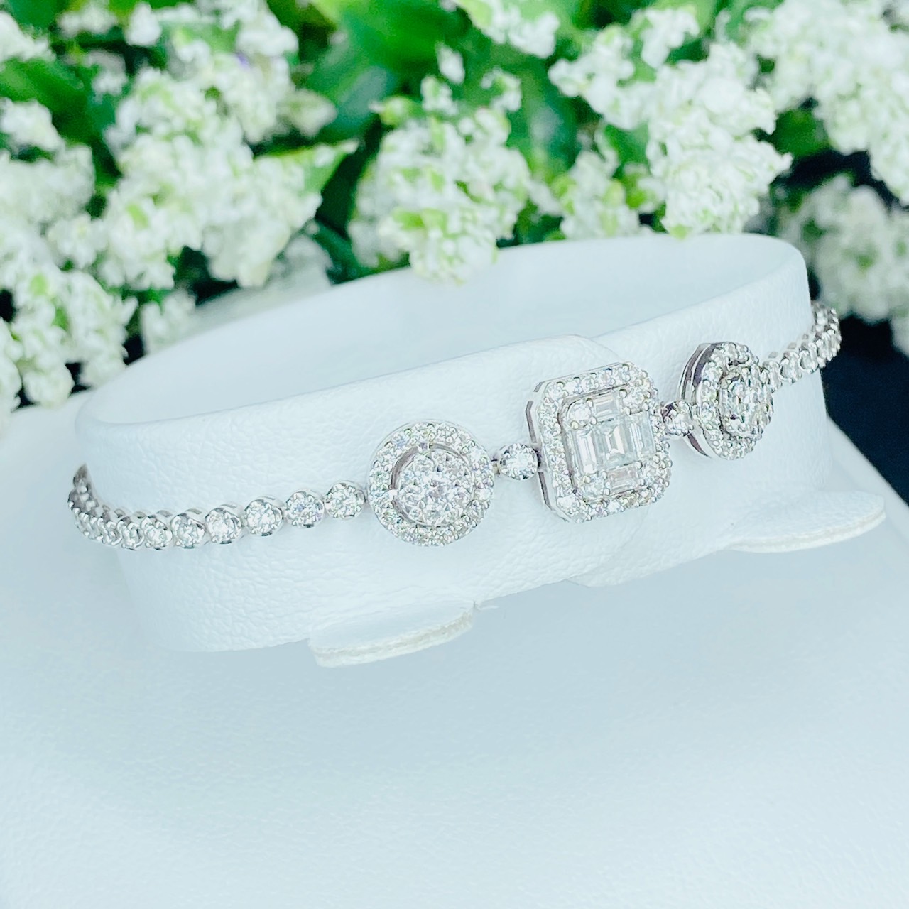 กำไลกึ่งสร้อยข้อมือสวยเกร๋ รูดปรับความยาวได้ ตัวเรือนทองขาว ใส่น่ารัก เบาๆได้ทุกวันเลยค่ะ ฝังเพชรสวย เล่นไฟดี