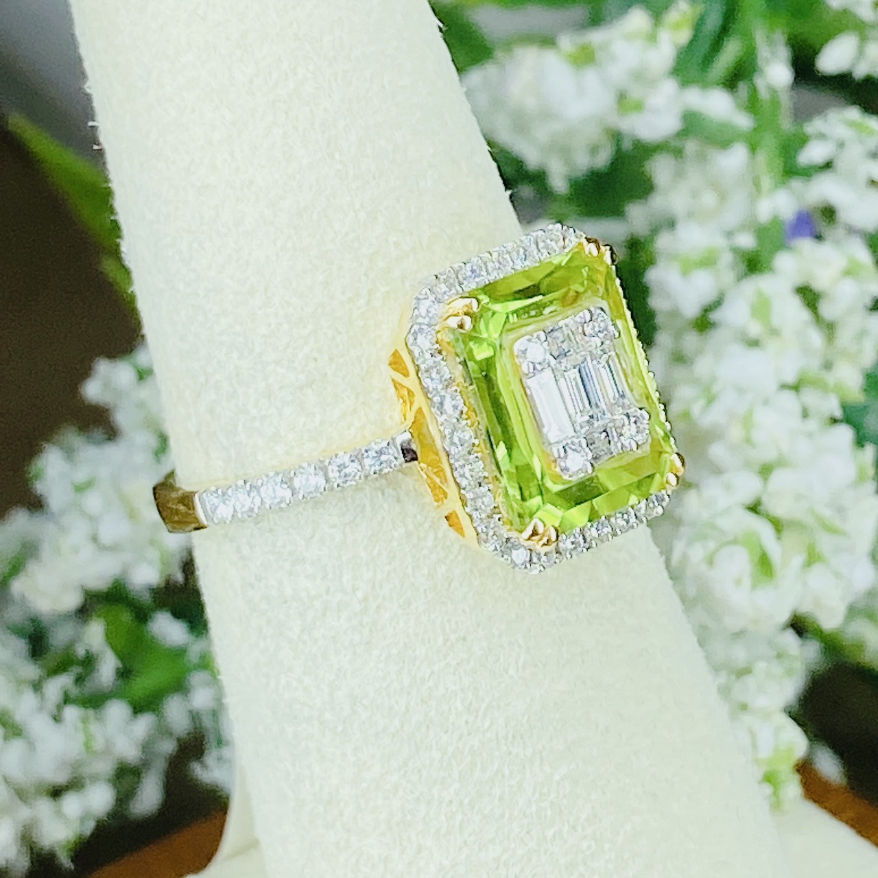 แหวนพลอย Natural Green Peridot โดยชุดผลงานนี้เราใช้ Peridot อัญมณีสีเขียวสวย สีเขียวใบมะกอก