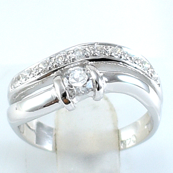 แหวนเงินแท้ราคาถูกชุบทองคำขาว เพชรCZเม็ดกลาง 0.25 กะรัต เพชรCZเม็ดข้าง 0.15 กะรัต งานประณีตสวยงาม สั่งผลิตค่ะ