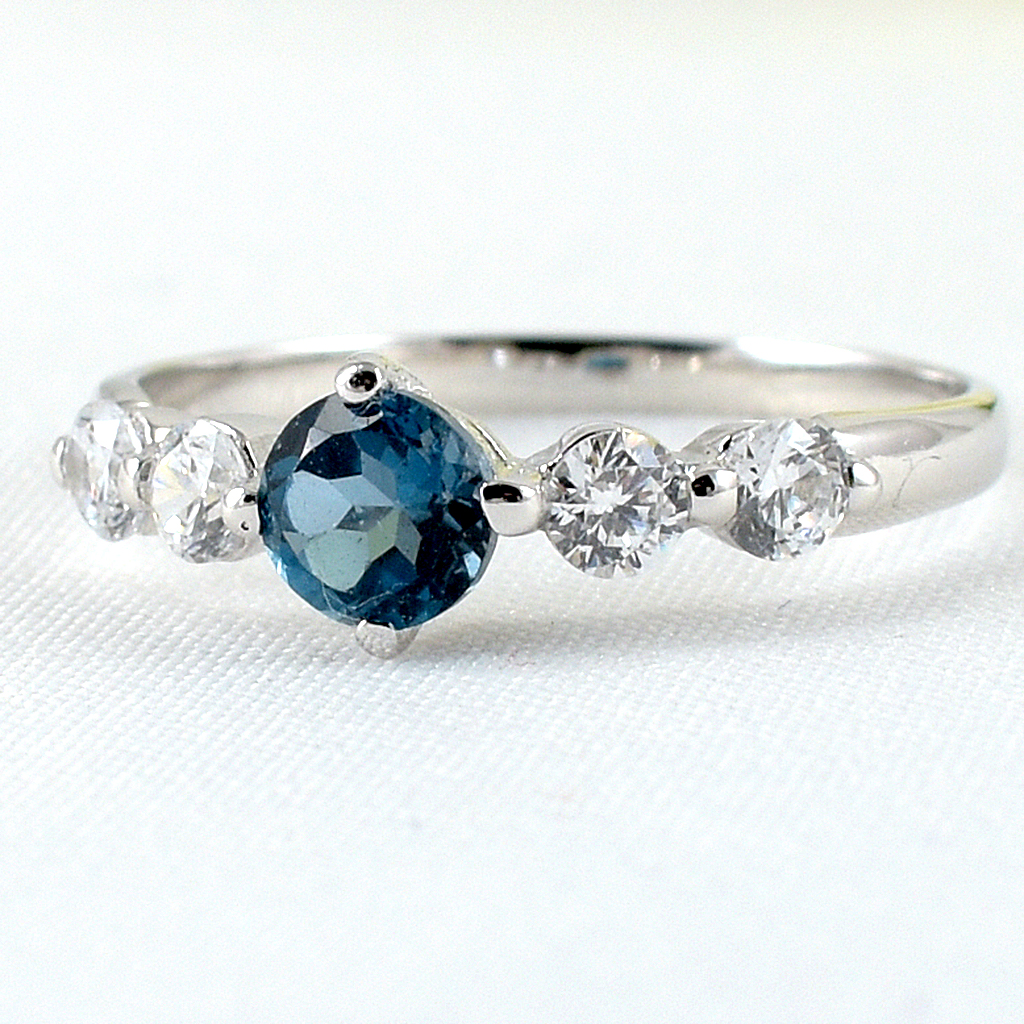 แหวนเงินแท้ราคาถูกชุบทองคำขาว ลอนดอนบลูโทปาซแท้ 0.65 กะรัต เพชรCZ 0.36 กะรัต งานประณีตสวยงาม สั่งผลิตค่ะ