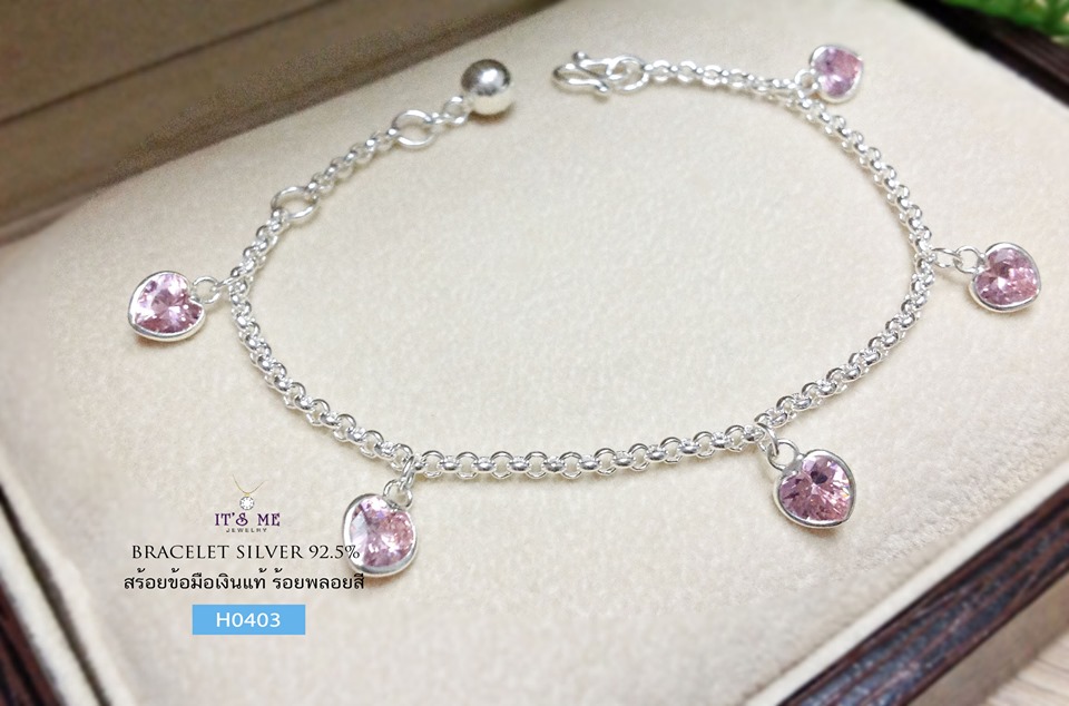 สร้อยข้อมือเงินแท้92.5% ร้อยตุ้งติ้งหัวใจพลอยสี ขนาดหัวใจประมาณ 0.5 cm. ค่ะ ข้อมือเส้นไม่ใหญ่มาก น่ารักๆ จ้า