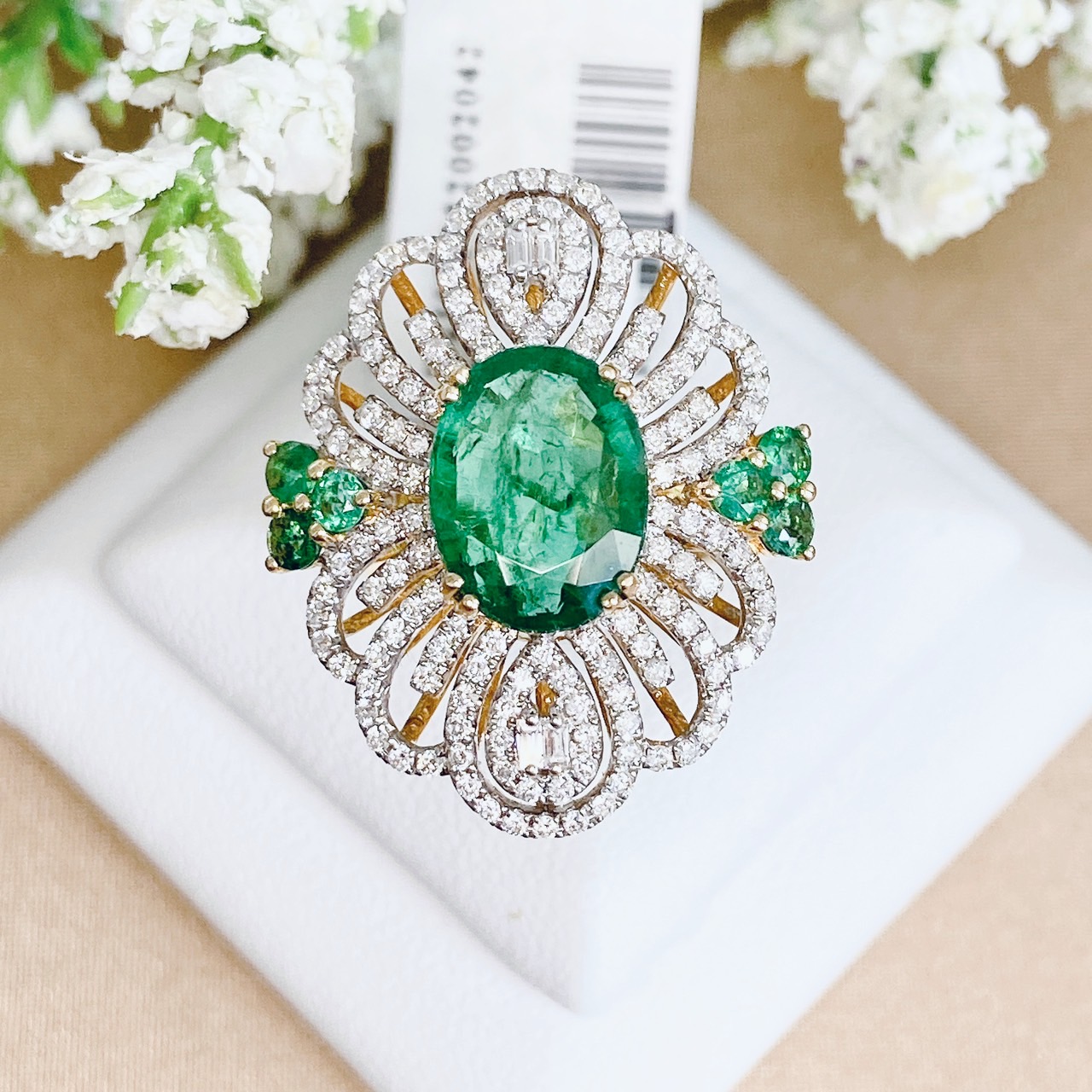 หวนพลอยมรกตแซมเบียสีเขียว Green ล้อมเพชรบริวารโดยรอบแบบวินเทจ ประดับบ่าด้วยแซมเบียชั้นสุดท้าย *** พร้อมเซอร์จาก IGA รับรอง