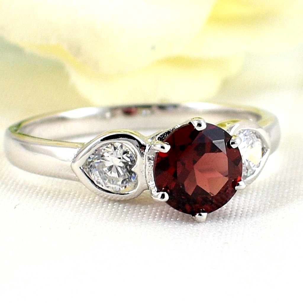 แหวนเงินแท้ราคาถูกชุบทองคำขาว พลอยแท้โกเมน 1.0 กะรัต เพชรCZ 0.34 กะรัต งานประณีตสวยงาม สั่งผลิตค่ะ