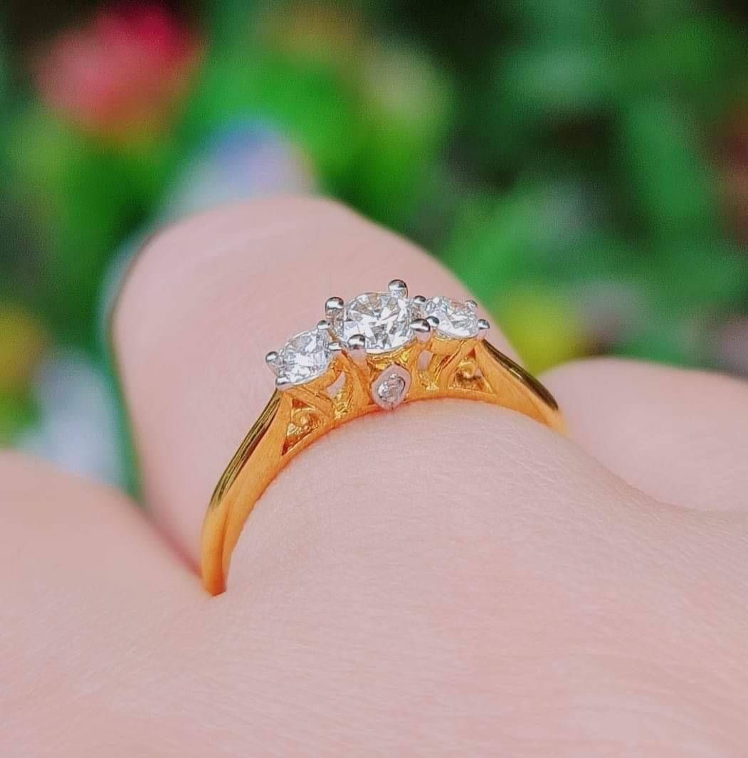 พร้อมส่งและสั่งผลิตแหวนเพชรชูกลาง เพชรข้าง กระเปราะเพชร แหวนแต่งงาน แหวนหมั้น ใส่เที่ยว ออกงาน แหวนทองคำ 9K เพชรแท้รวม 0.55 กะรัต 5 เม็ด ราคาถูกมาก ส่งฟรี