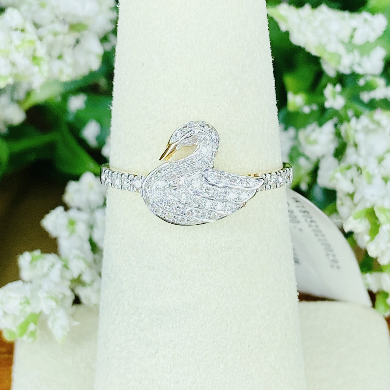 แหวนเพชรหงษ์ swan ring พร้อมประดับเพชรบ่าข้าง ตัวเรือนทอง yellowgold เพชรขาวใสเล่นไฟดีค่ะ วงนี้ใส่สวยน่ารักมากๆค่ะ น้องไม่ใหญ่มากนะคะ น้องรอเจ้าของอยู่น้าาาา