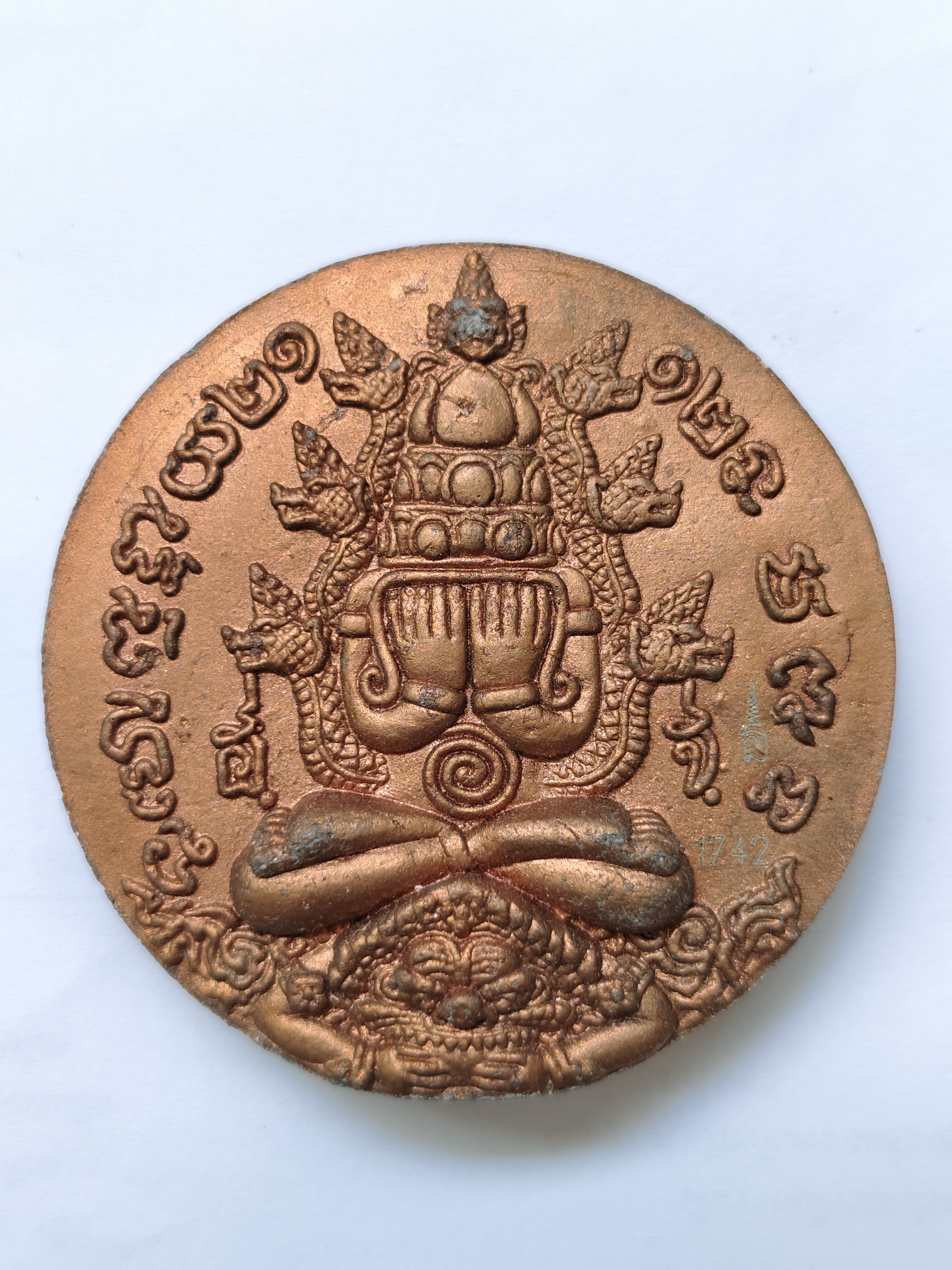 พระผงปิดตาพังพะกาฬ จตุคาม รามเทพ รุ่นสมบัติจักรพรรดิ์ ปี2549 เนื้อดำปัดสีนาก(แดง) สภาพตามรูป มีโค๊ดมีเลขประจำพระ1742 ขนาดเส้นผ่านศูนย์กลาง 5 เซนติเมตร ไม่มีกล่องเดิม