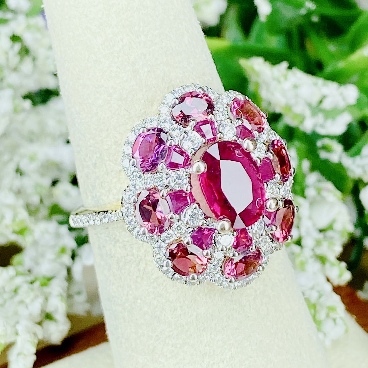 แหวนพลอยรูบีไลท์รูปไข่ Oval Shaped ล้อมเพชร ทรง Pinky Star โดยใช้พลอยสีชมพูพิ้งค์ทัวมารีน Mixed Cut ประดับรอบนอก ใช้เพชรน้ำ 100 ทำให้พลอยรูบีไลท์สีสวยเด่นชัดมากยิ่งขึ้น