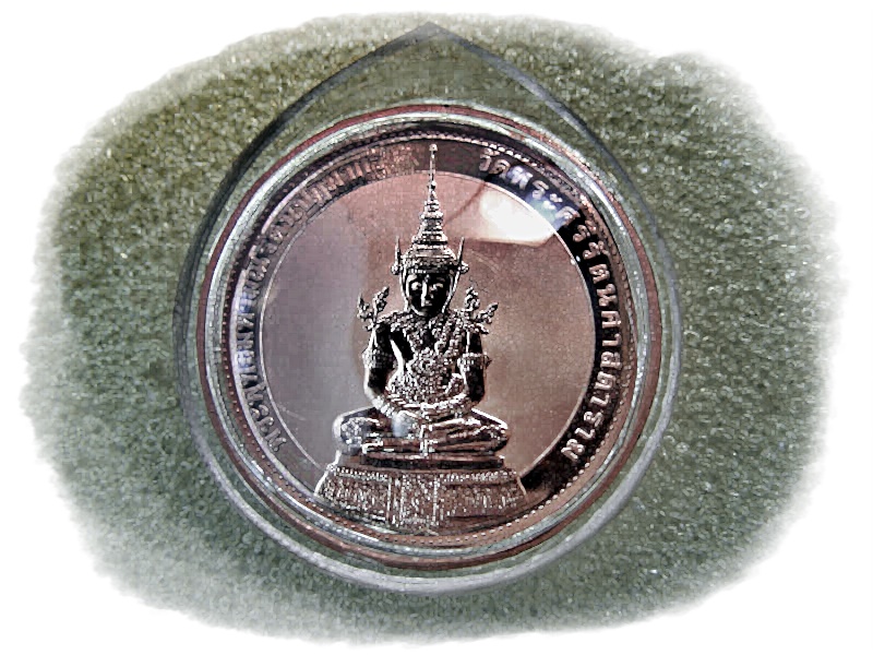เหรียญเนื้อทองแดงขัดเงา 3.2 เซน พระพุทธมหามณีรัตนปฏิมากร (พระแก้วมรกต) รุ่น”เฉลิมพระเกียรติ” สภาการศึกษามหามกุฏราชวิทยาลัย วิทยาเขตสิรินธรราชวิทยาลัย วัดบวรนิเวศวิหาร ปี 2537