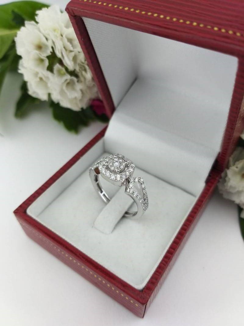 สั่งผลิตเพชรเบลเยี่ยมคัท แหวนแต่งงาน แหวนหมั้น ใส่เที่ยว ออกงาน แหวนทองขาว 18K เพชรแท้ 0.61 กะรัต 3.92 กรัม น้ำ 99 ราคาถูกมาก มีใบรับประกันค่ะ