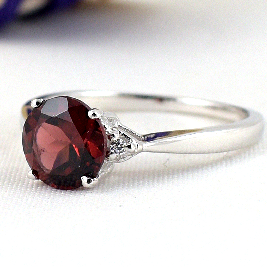 แหวนเงินแท้ราคาถูกชุบทองคำขาว พลอยแท้โกเมน 1.25 กะรัต เพชรCZ 0.02 กะรัต งานประณีตสวยงาม สั่งผลิตค่ะ