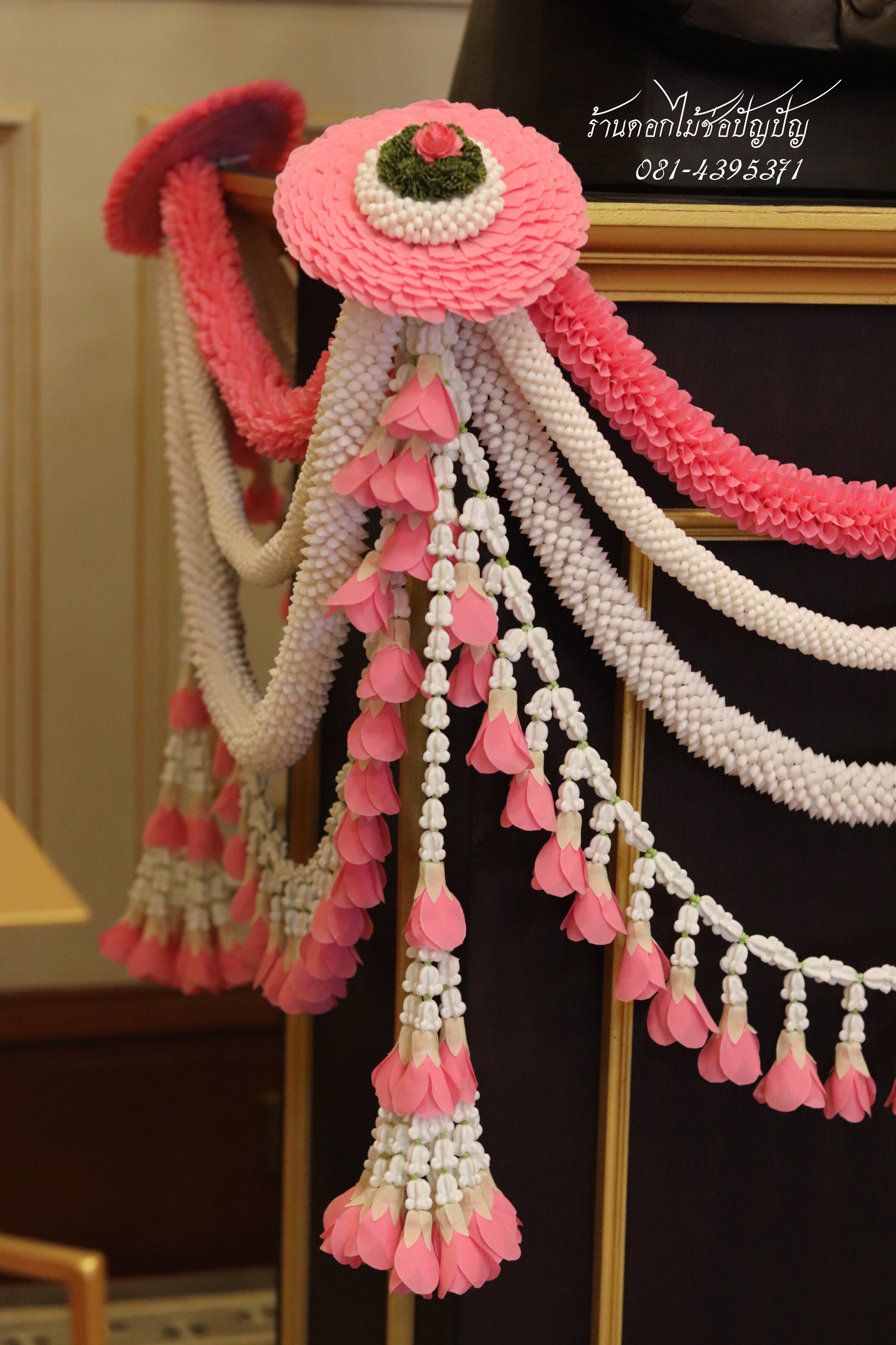 เฟื่องดอกไม้ประดิษฐ์ แท่นในหลวง ร.9