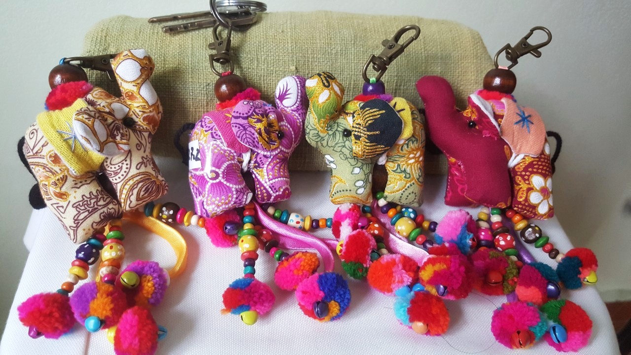 SIVAREE เศษผ้าตกแต่งเป็นรูปช้างห้อยพวงกุญแจ Upcycling Product ม่วง,เหลือง,แดง,เขียว กว้าง3นิ้วยาว3.5 นิ้ว