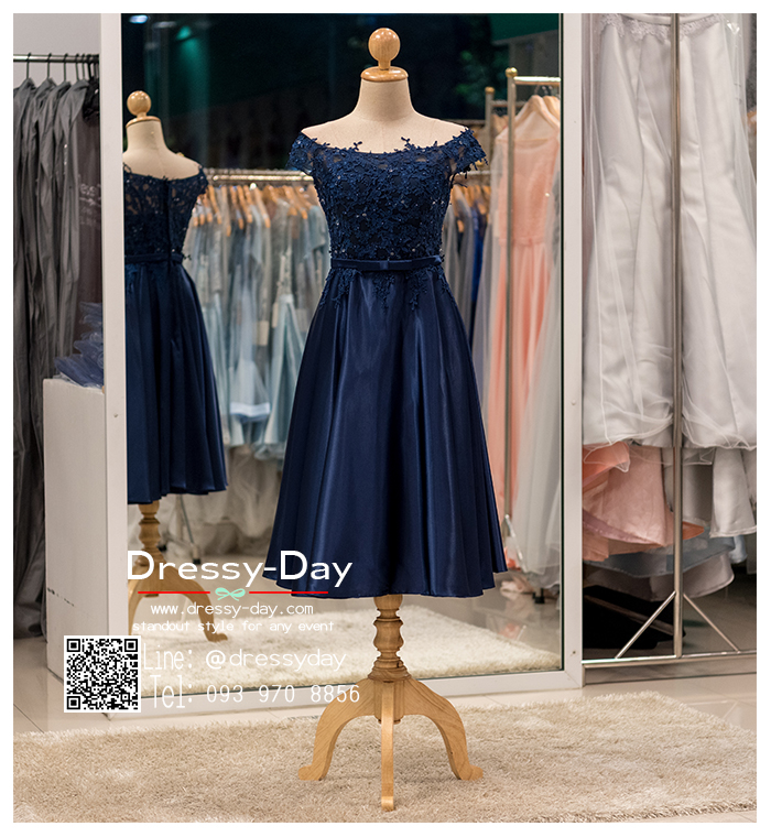 รหัส ชุดราตรีคนอ้วน :PFS036 ชุดไปงานแต่งผ้าซาตินสวยหรูปักกริตเตอร์ ชุดราตรีสั้นตกแต่งลูกไม้หรู คาดโบว์ช่วงเอว ชุดแซกสีน้าเงินกรมท่า ผ้าซาติน ไหล่ปาด สวยสง่าดูดีแบบเจ้าหญิงใส่เป็นชุดไปงานแต่งงาน งานกาล่าดินเนอร์ งานเลี้ยง งานพรอม งานรับกระบี่