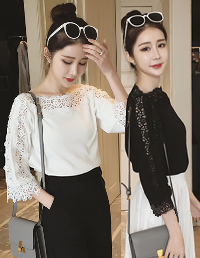 เสื้อยืดแฟชั่นคอปาด เพิ่มดีเทลเก๋แต่งผ้าลูกไม้ส่วนคอและแขนมี 2 สี ดำ/ขาว