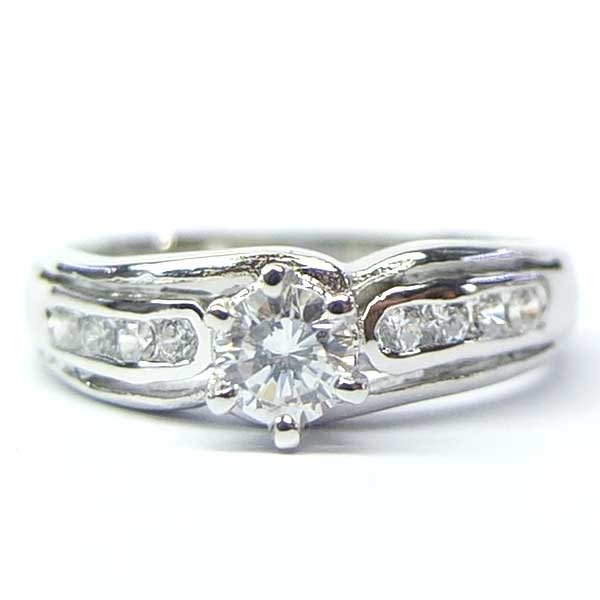 แหวนเงินแท้ราคาถูกชุบทองคำขาว เพชรCZเม็ดกลาง 0.25 กะรัต เพชรCZเม็ดข้าง 0.16 กะรัต งานประณีตสวยงาม สั่งผลิตค่ะ