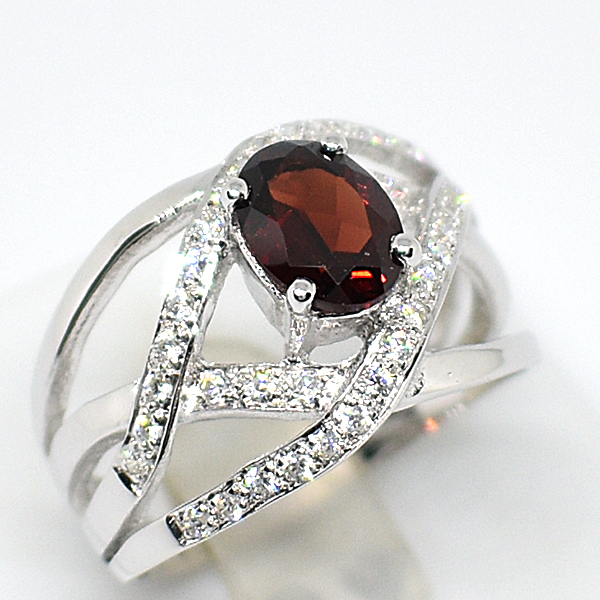 แหวนเงินแท้ราคาถูกชุบทองคำขาว พลอยแท้โกเมน 1.40 กะรัต เพชรCZ 0.38 กะรัต งานประณีตสวยงาม สั่งผลิตค่ะ