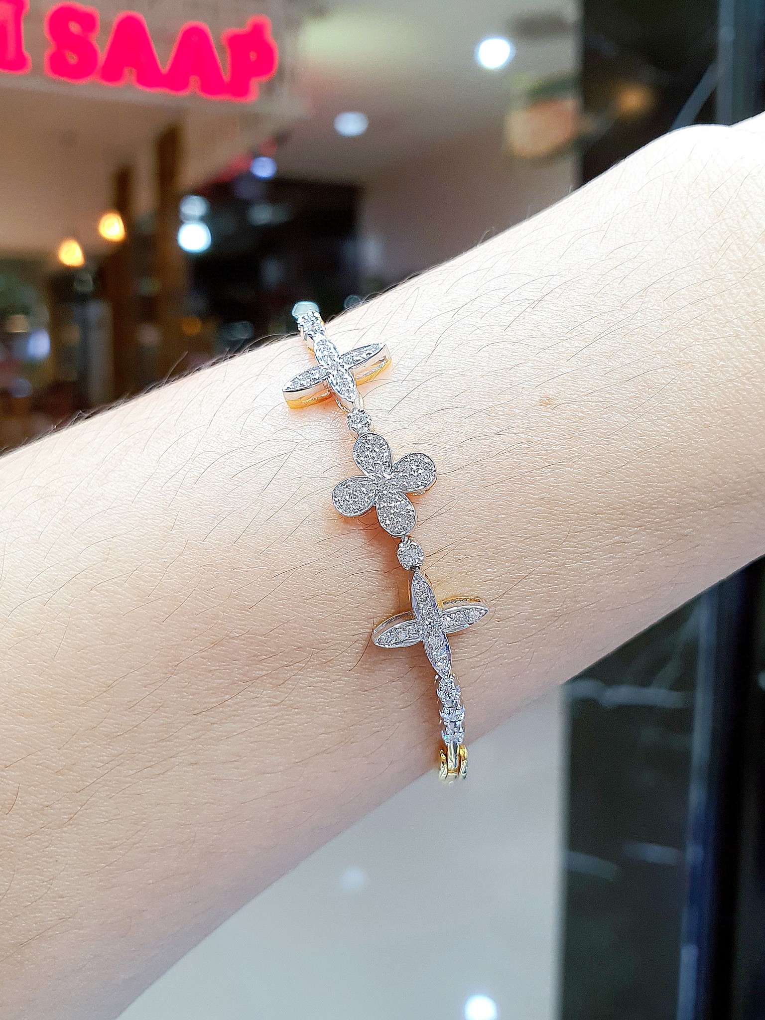 พร้อมส่งและสั่งผลิตสร้อยข้อมือกึ่งกำไลทองเพชรแท้กระจุกดอกไม้สวยเก๋น่ารักมากค่ะ ใส่แล้วดูมีชีวิตชีวา แต่งงาน หมั้น ใส่เที่ยว ออกงาน ทองคำ18K เพชรเบลเยี่ยมแท้0.70 กะรัต 49 เม็ด ราคาถูกมาก ส่งฟรี