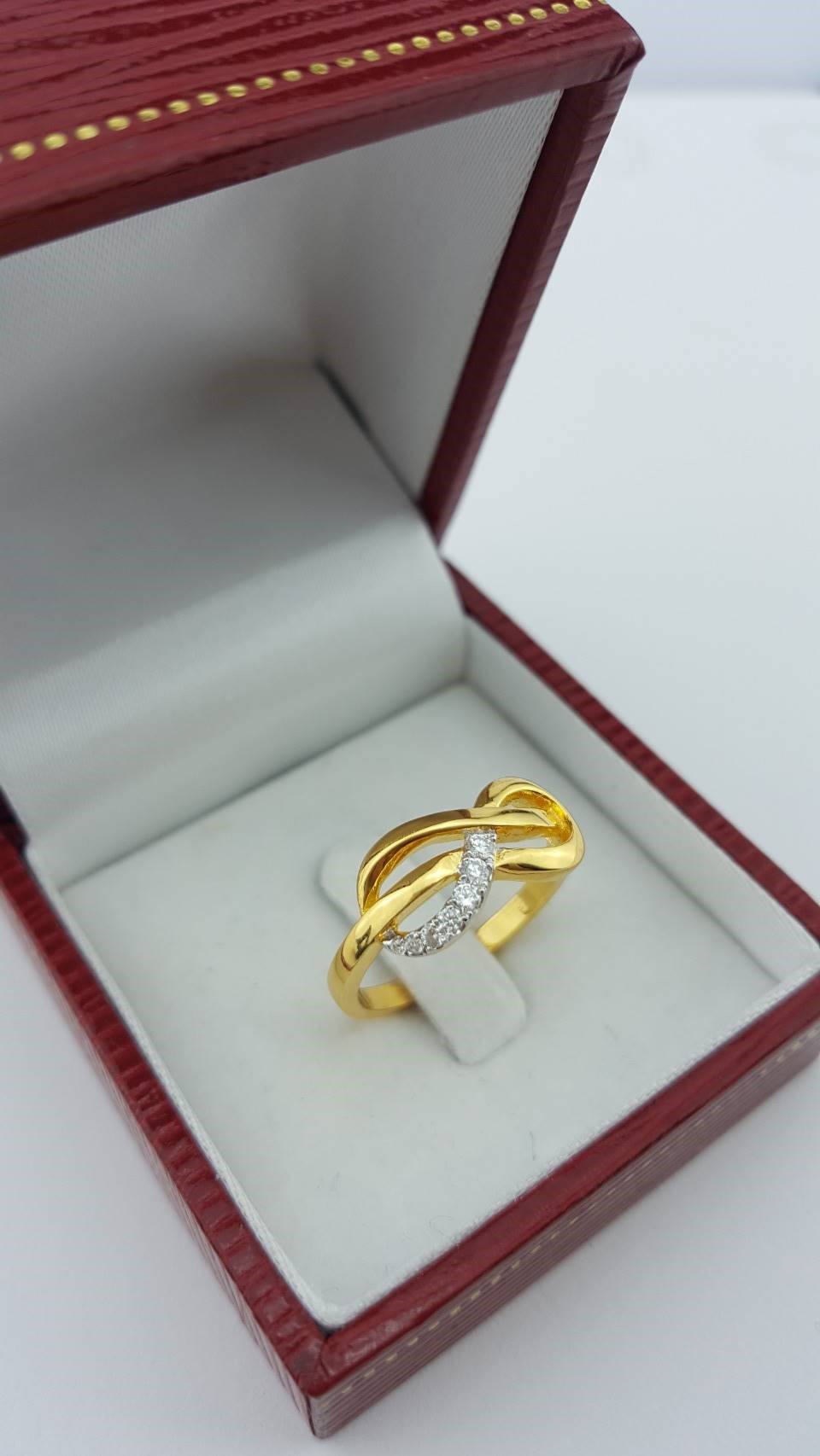 สั่งผลิตเพชรเบลเยี่ยมคัท แหวนแต่งงาน แหวนหมั้น ใส่เที่ยว ออกงาน แหวนทองคำ 18K เพชรแท้ 0.10 กะรัต 3.42 กรัม น้ำ 99 ราคาถูกมาก มีใบรับประกันค่ะ