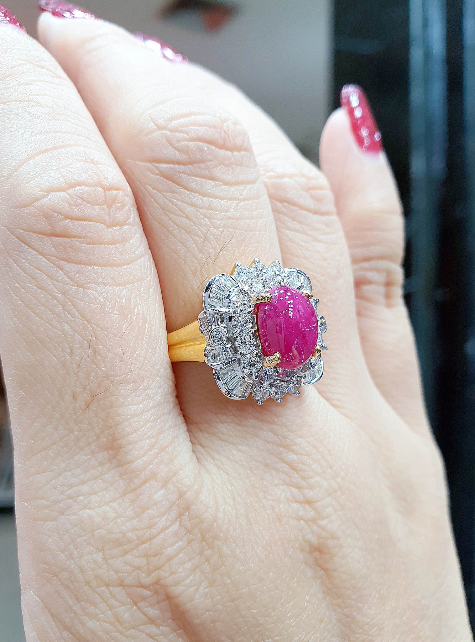 พร้อมส่งและสั่งผลิตแหวนเพชรแท้ พลอยทับทิมพม่าสีแดงอมชมพูเนื้อเนียนสวยหายากน่าเก็บสะสม ล้อมเพชรเบลเยี่ยม แหวนแต่งงาน แหวนหมั้น ใส่เที่ยว ออกงาน แหวนทองคำ 9K เพชรแท้ 1.37 กะรัต 54 เม็ด ราคาถูกมาก ส่งฟรี