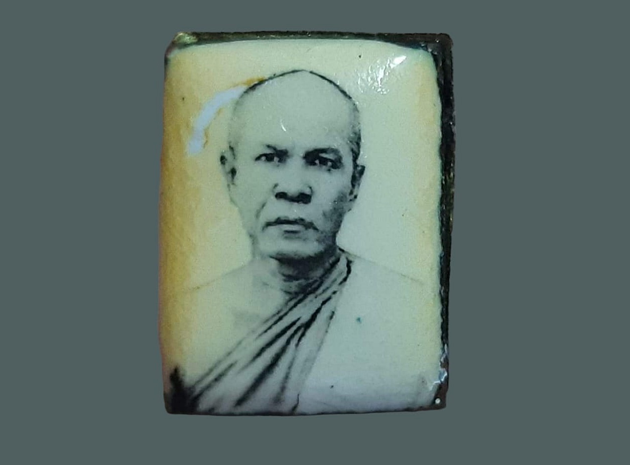 ล็อกเก็ต พระมงคลเทพมุนี (หลวงพ่อสด จนฺทสโร) วัดปากน้ำ ภาษีเจริญ กรุงเทพมหานคร หลัง เหรียญดวงปริศนาธรรมกาย เนื้อทองผสม