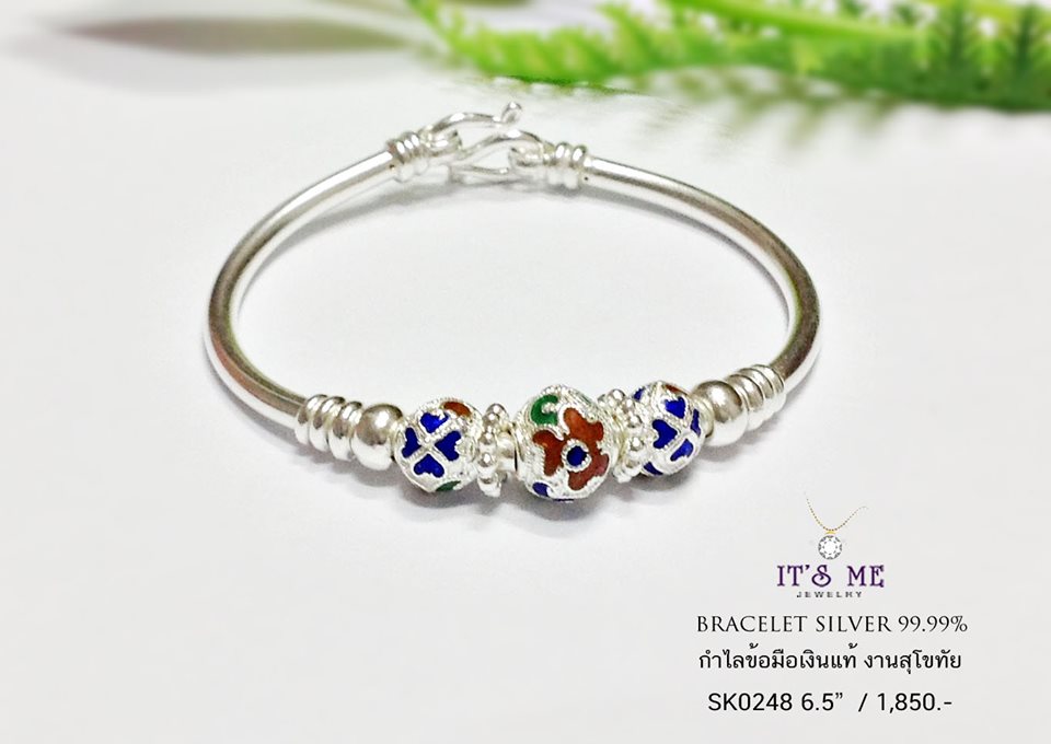 กำไลข้อมือเงินแท้99.9% งานสุโขทัย ตรงกลางลงยาดอกไม้สีแดง น้ำเงิน เขียว ด้านข้างเล่นลายดอกไม้ งานจริงสวยมากๆ ค่ะ
