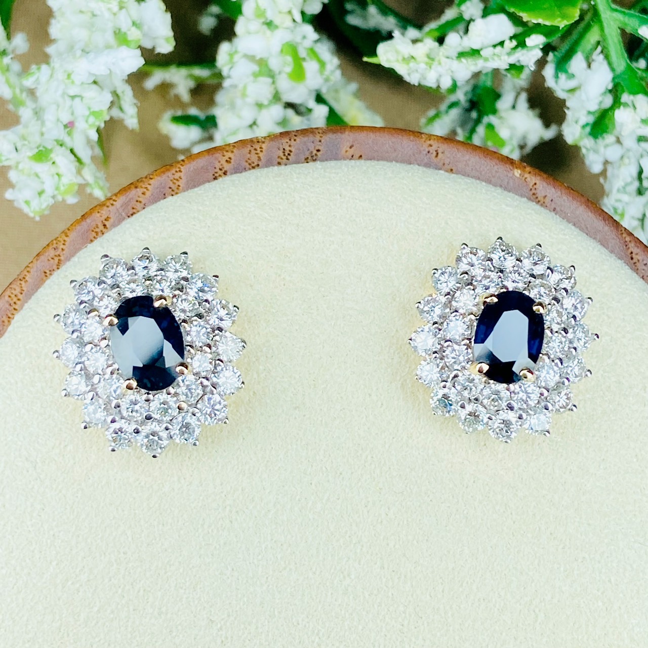 ต่างหูไพลินสยามล้อมเพชรทรง Brilliant Aura ติดหู ไพลินสยาม Blue sapphire จากบ่อบางกะจะ ประเทศไทย พลอยสีน้ำเงินสดสวยทั้งเม็ด