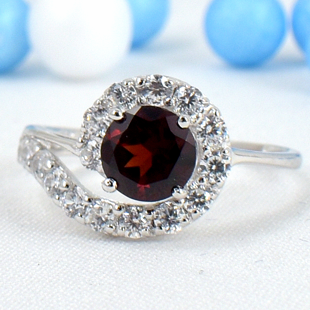 แหวนเงินแท้ราคาถูกชุบทองคำขาว พลอยแท้โกเมน 1.20 กะรัต เพชรCZ 0.48 กะรัต งานประณีตสวยงาม สั่งผลิตค่ะ