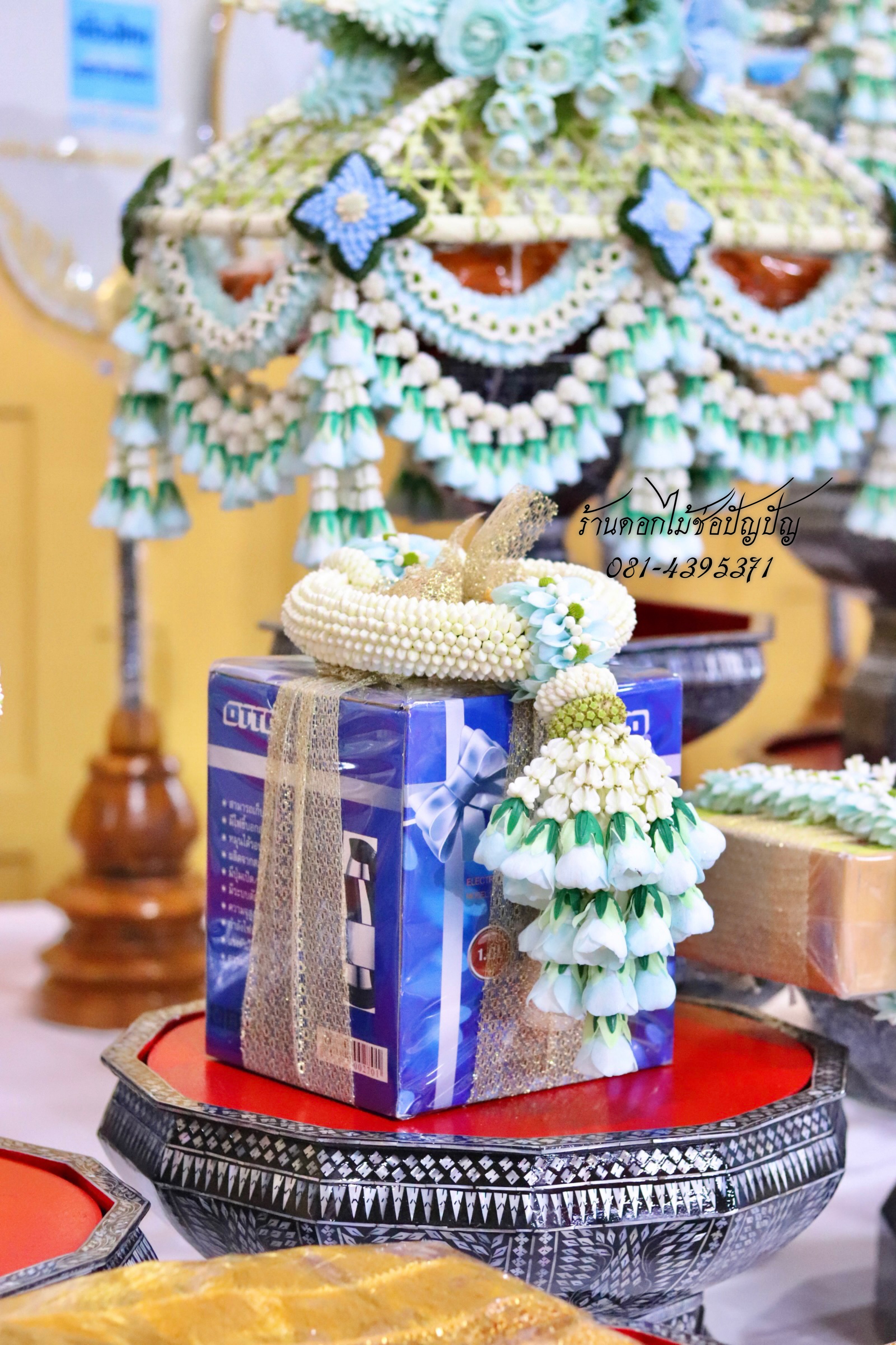 แต่งองค์กฐินดอกไม้สด,คลุมไตรดอกไม้สด