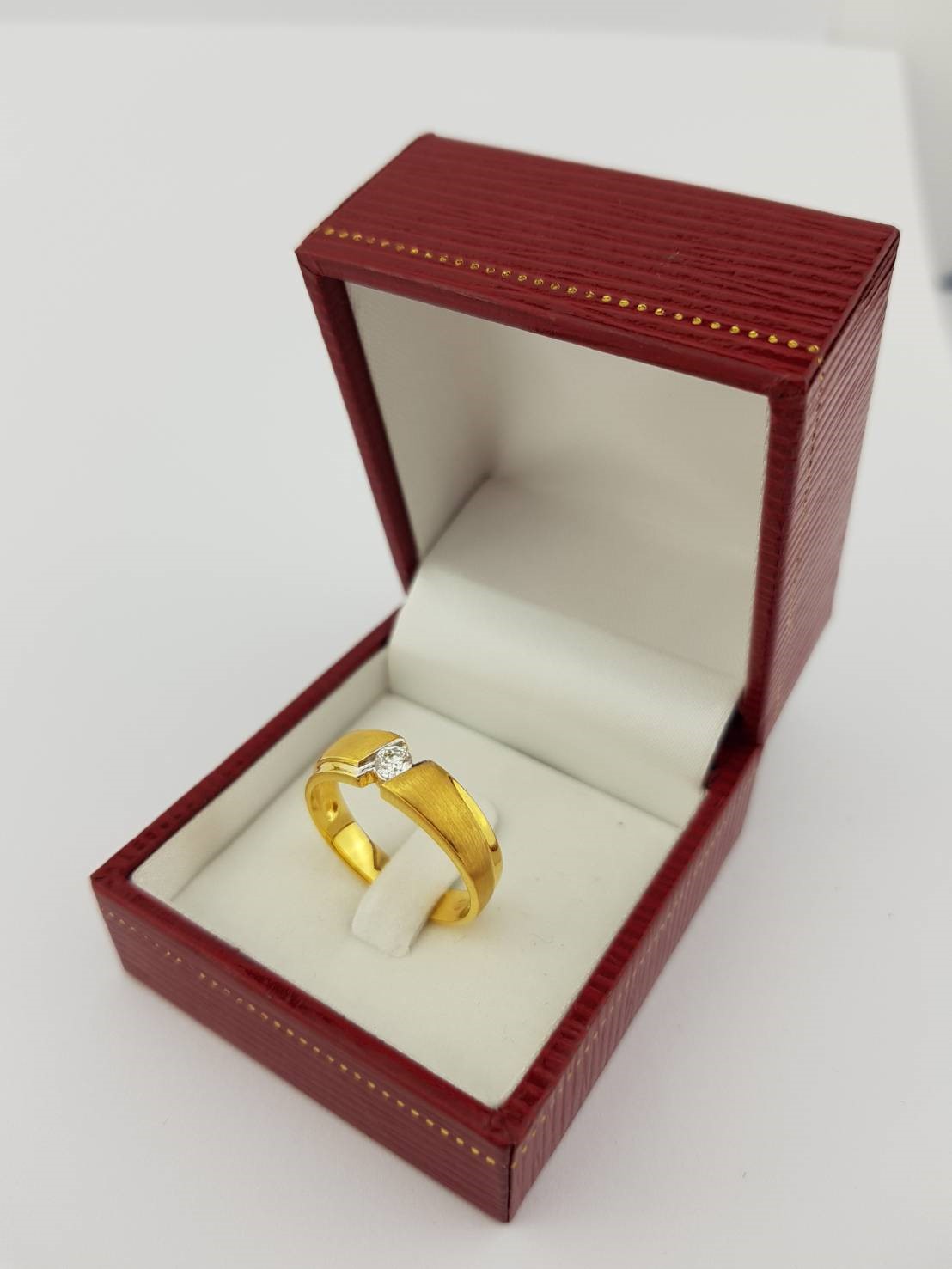 สั่งผลิตเพชรเบลเยี่ยมคัท แหวนแต่งงาน แหวนหมั้น ใส่เที่ยว ออกงาน แหวนทองคำ 18K เพชรแท้ 0.15 กะรัต 4.14 กรัม น้ำ 99 ราคาถูกมาก มีใบรับประกันค่ะ