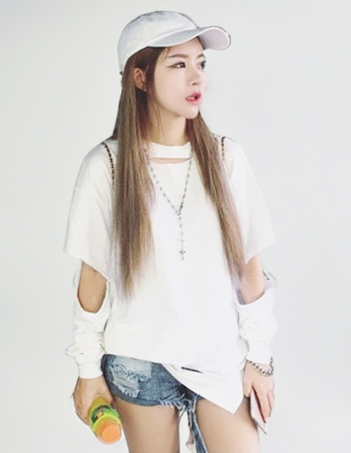 เสื้อแฟชั่นคอกลมแต่งแหวกแขนสุดเท่ห์ รหัส2006