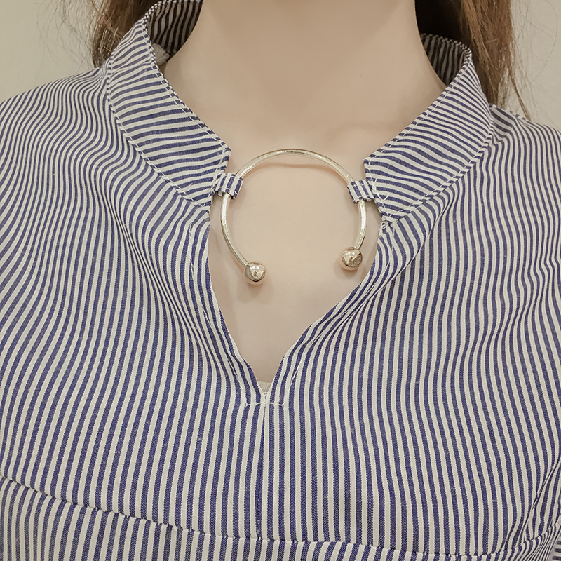 เสื้อแฟชั่นคอวี แขนดีไซน์พองๆ ใส่ห่วงคอเสื้อสุดเก๋ รหัส 1595-ลายตรง