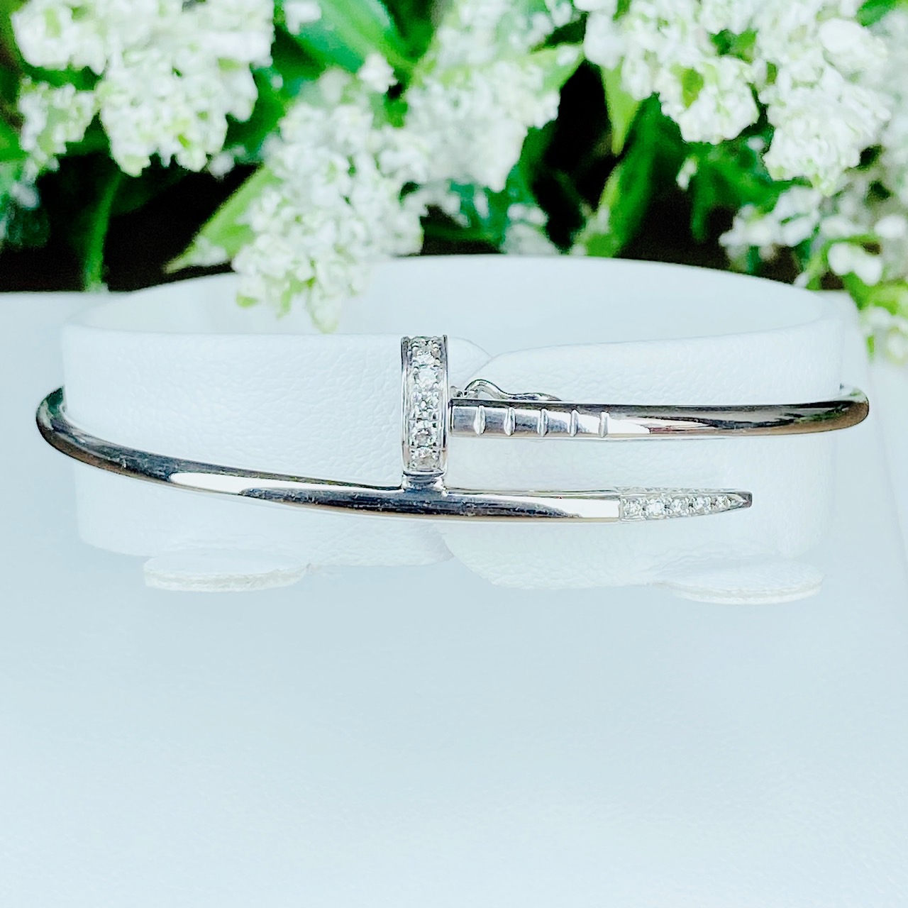 กำไลตะปูฝังเพชร สไตล์งานคาเทียร์ ตัวเรือนสีขาว White-gold ใส่แล้วอินเทรนด์มากๆ เป็นกำไลที่ต้องมีไว้ในครอบครองเลยค่ะ