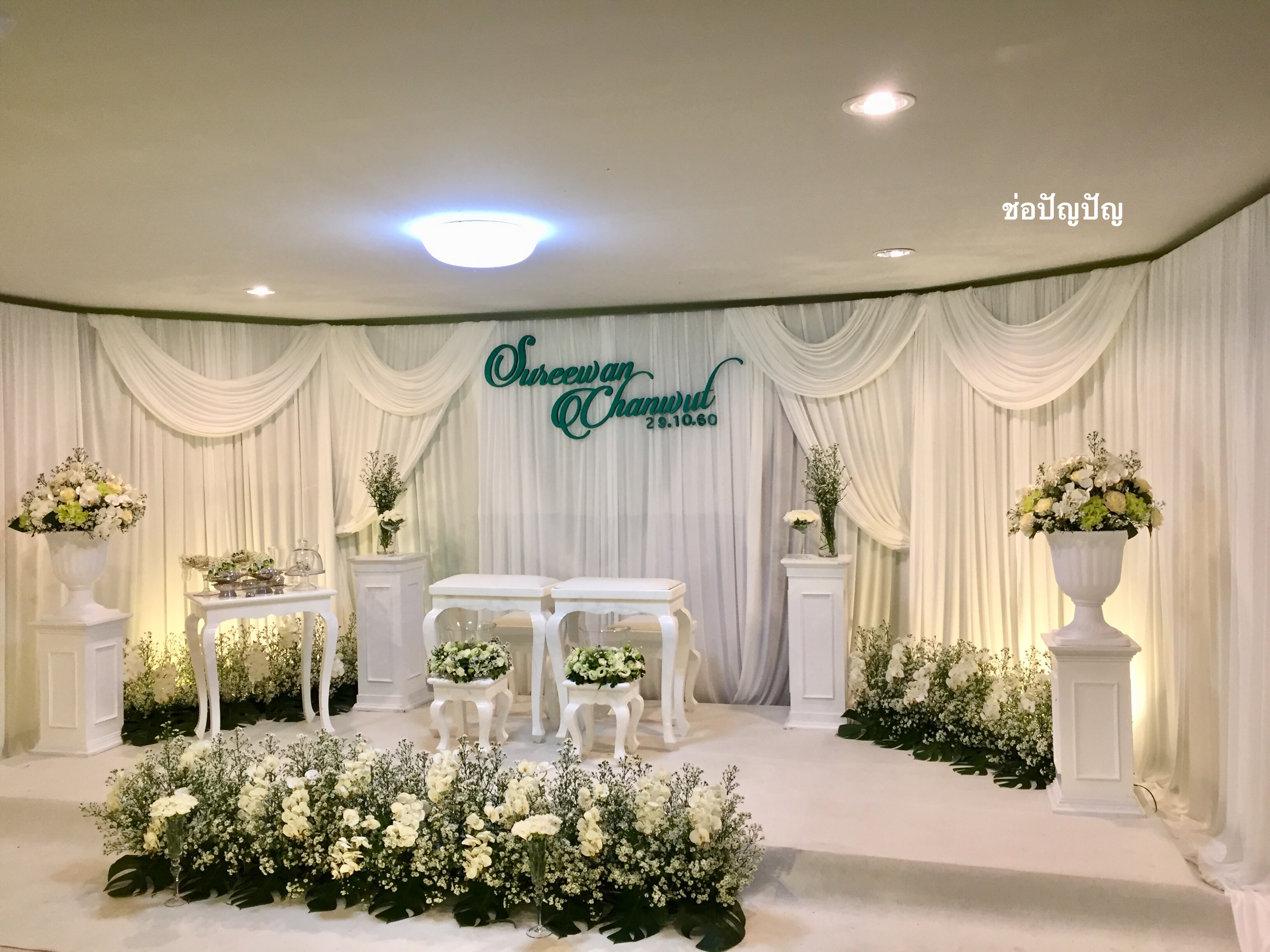 สถานที่หลั่งน้ำสังข์,แบคดรอปหลั่งน้ำสังข์ โทนขาวเขียว