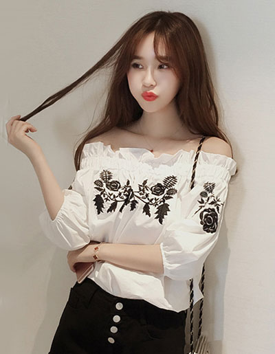 เสื้อแฟชั่นโชว์ไหล่ปักลายดอกไม้ สวยหวานสไตล์เกาหลี รหัส 1913