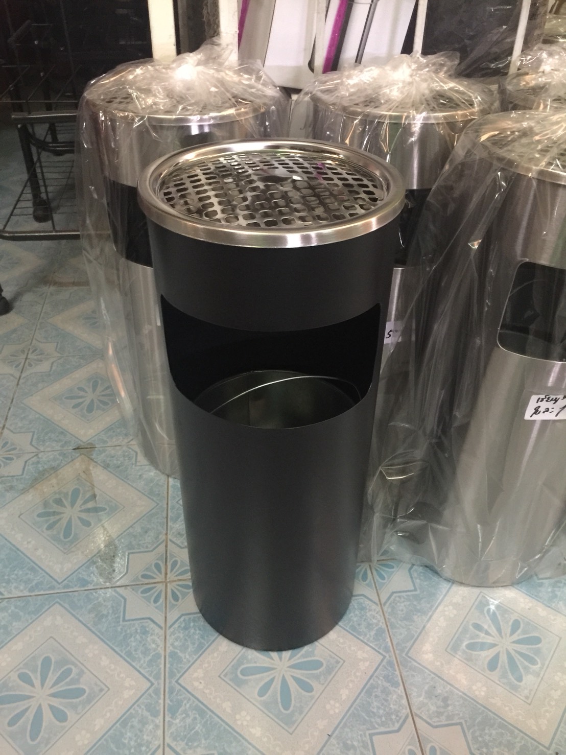 ถังขยะทรงกลม มีที่เขี่ยบุหรี่ รหัส 001-STK-BD