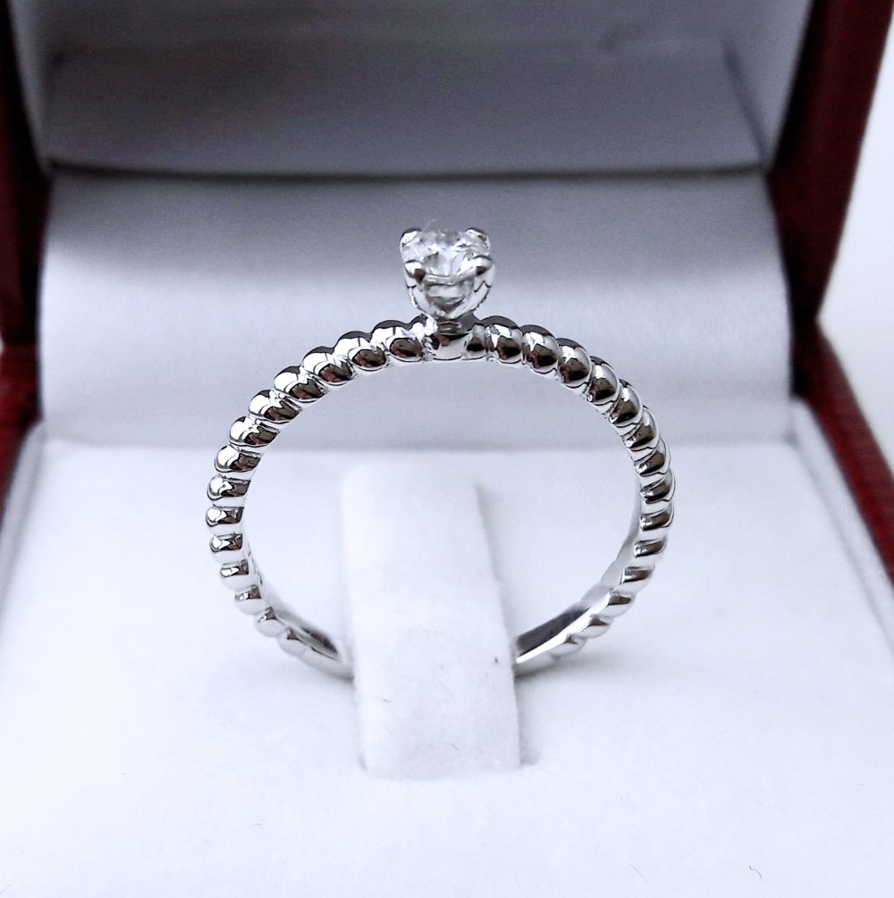 สั่งผลิตเพชรเบลเยี่ยมคัท แหวนแต่งงาน แหวนหมั้น ใส่เที่ยว ออกงาน แหวนทองคำ 18K เพชรแท้ 0.15 กะรัต 1.89 กรัม น้ำ 99 ราคาถูกมาก มีใบรับประกันค่ะ