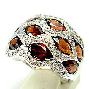 แหวนเงินแท้ราคาถูกชุบทองคำขาว พลอยแท้โกเมน 4.95 กะรัต เพชรCZ 0.448 กะรัต งานประณีตสวยงาม สั่งผลิตค่ะ