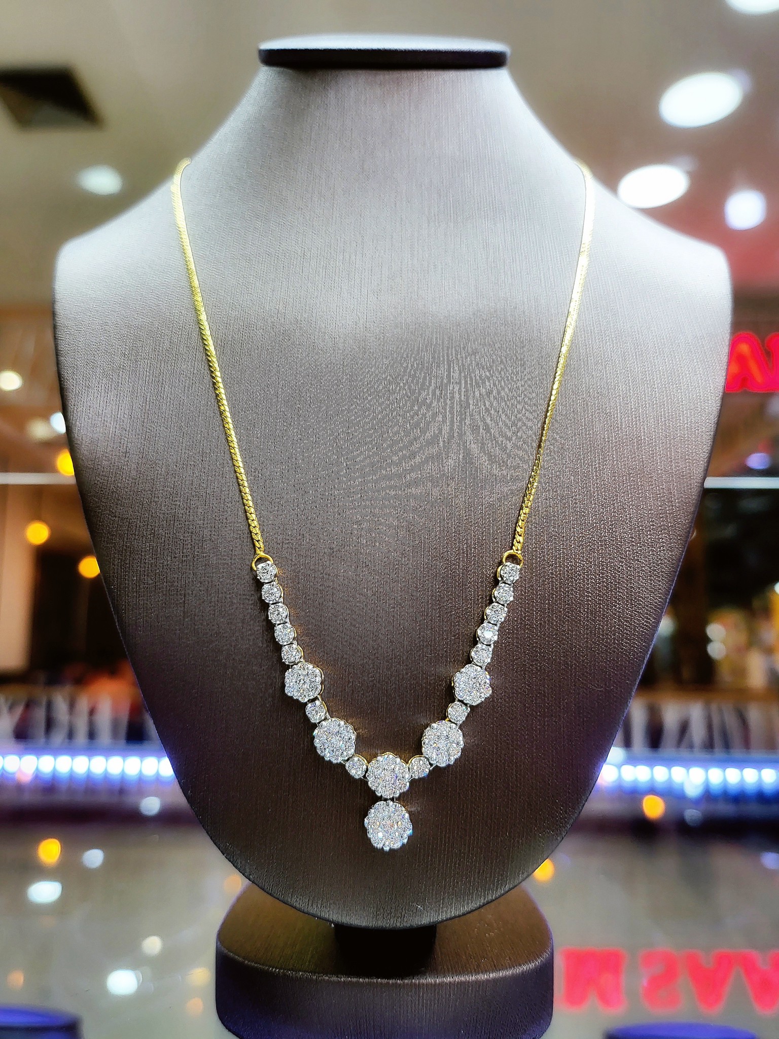 พร้อมส่งและสั่งผลิตสร้อยคอทองเพชรแท้ กระจุกดอกไม้เพิ่มตุ้งติ้งเสริมลูกเล่นดูน่ารักมากขึ้น ใส่เที่ยว ออกงาน ทองคำ 9K เพชรแท้ 0.92 กะรัต 56 เม็ด ราคาถูกมาก ส่งฟรี