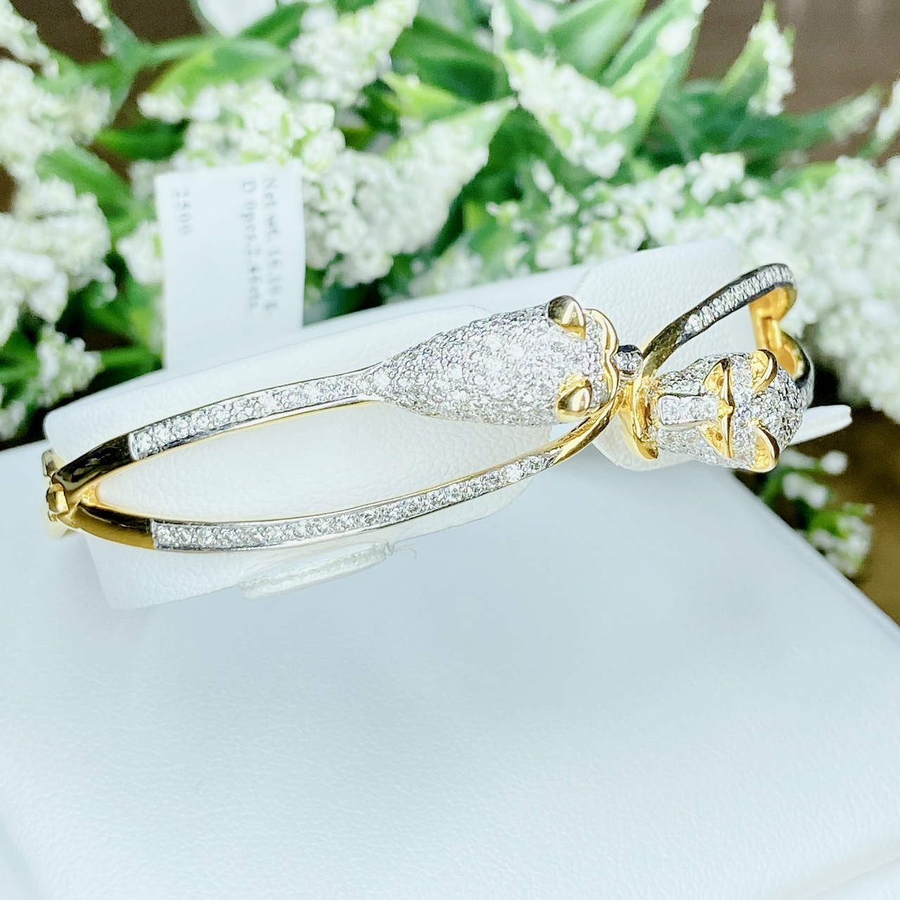 กำไลเพชรไขว้หัวเสืองานสไตล์ แบรนด์หรู งานวินเทจฝังเพชรที่บ่าข้าง โค้งบรรจบตรงกลาง วงใหญ่ กว้าง ใส่ง่าย ใส่สบาย กำไลชิ้นใหญ่อลังการ ทองบาทกว่า คุ้มมากค่ะ