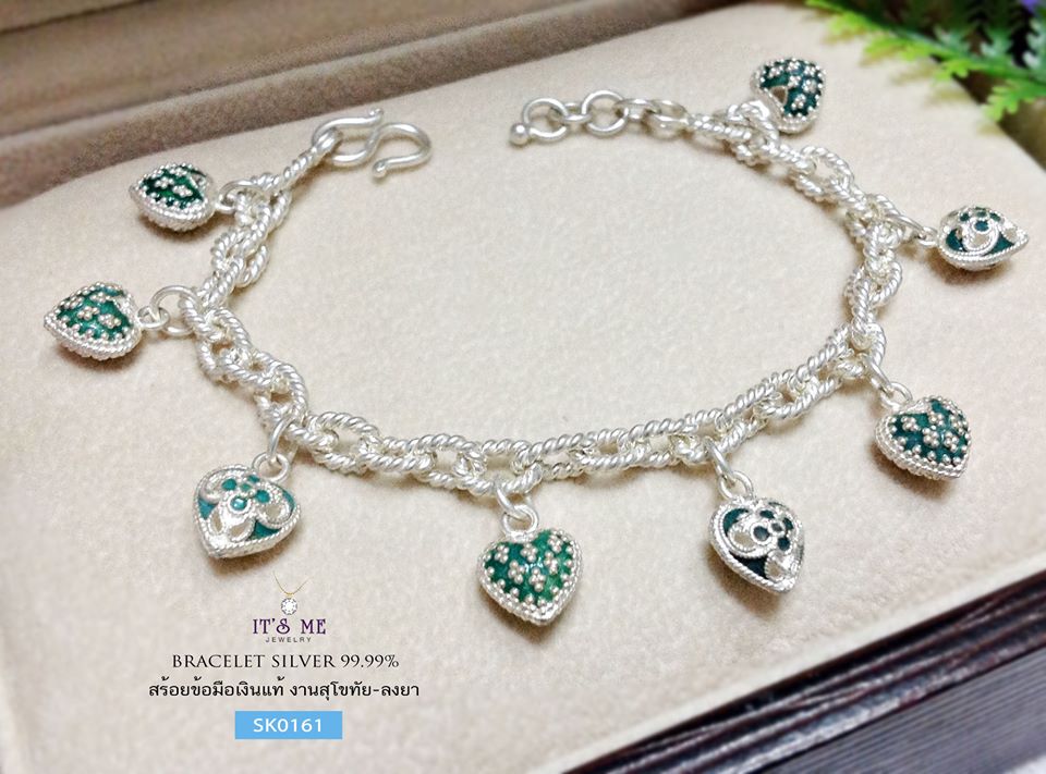 สร้อยข้อมือเงินแท้99.9% งานสุโขทัย สร้อยร้อยหัวใจลงยาสีเขียวทั้งหมด 8 ชิ้น งานน่ารักมากๆ ค่ะ เหมาะสำหรับคนที่ชอบห้อยตุ้งต้ิงเยอะนิดนึงจ้า ใส่เล่นหรือใส่กับชุดไทยก็ดูสวยค่ะ (ขนาดประมาณทอง 1 บาท)