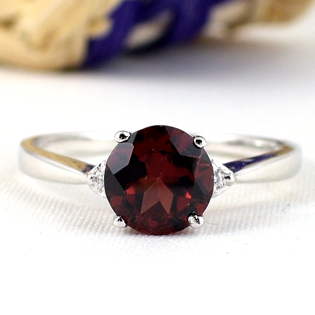 แหวนเงินแท้ราคาถูกชุบทองคำขาว พลอยแท้โกเมน 1.25 กะรัต เพชรCZ 0.02 กะรัต งานประณีตสวยงาม สั่งผลิตค่ะ