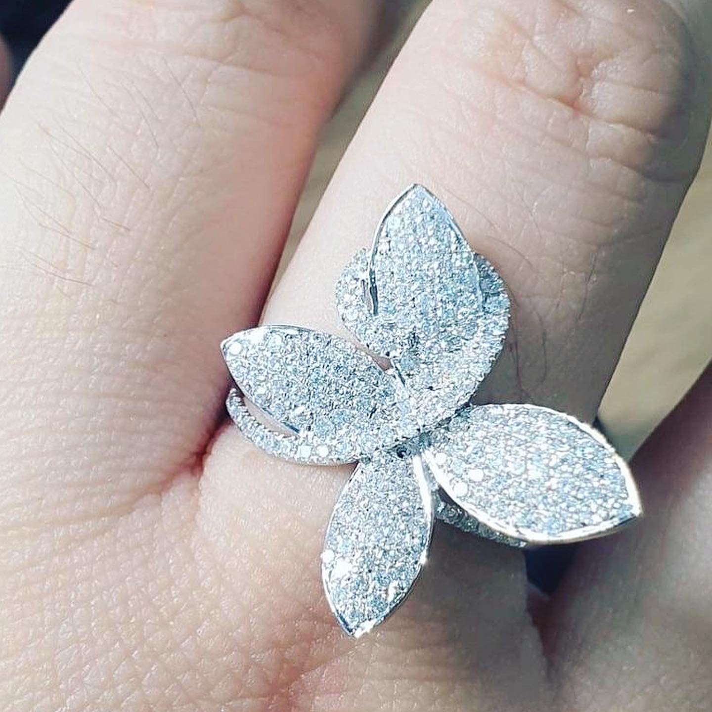 พร้อมส่งและสั่งผลิตแหวนเพชรผีเสื้อใส่เต็มนิ้ว(ไม่ต้องจ่ายหลักแสนก็เป็นเจ้าของได้ค่ะ) แหวนแต่งงาน แหวนหมั้น ใส่เที่ยว ออกงาน แหวนทองคำ 9K เพชรเกสรแท้ 0.87 กะรัต 168 เม็ด ราคาถูกมาก ส่งฟรี