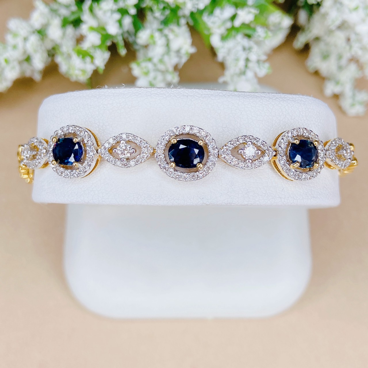 สร้อยข้อมือไพลินซีลอนล้อมเพชร แต่งสลับเพชรกลม ตัวเรือนทอง ไพลินสีสวย งานพรีเมียมสุดๆราคาดีมากๆค่ะ