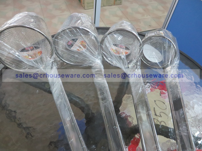 ตะกร้อลวกก๋วยเตี๋ยวสแตนเลส 12 นิ้ว ด้ามไม้ 008-WT-12